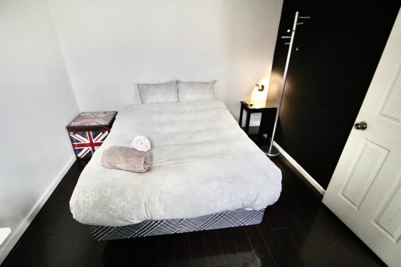 The Parkdale Hostellerie Toronto Bagian luar foto