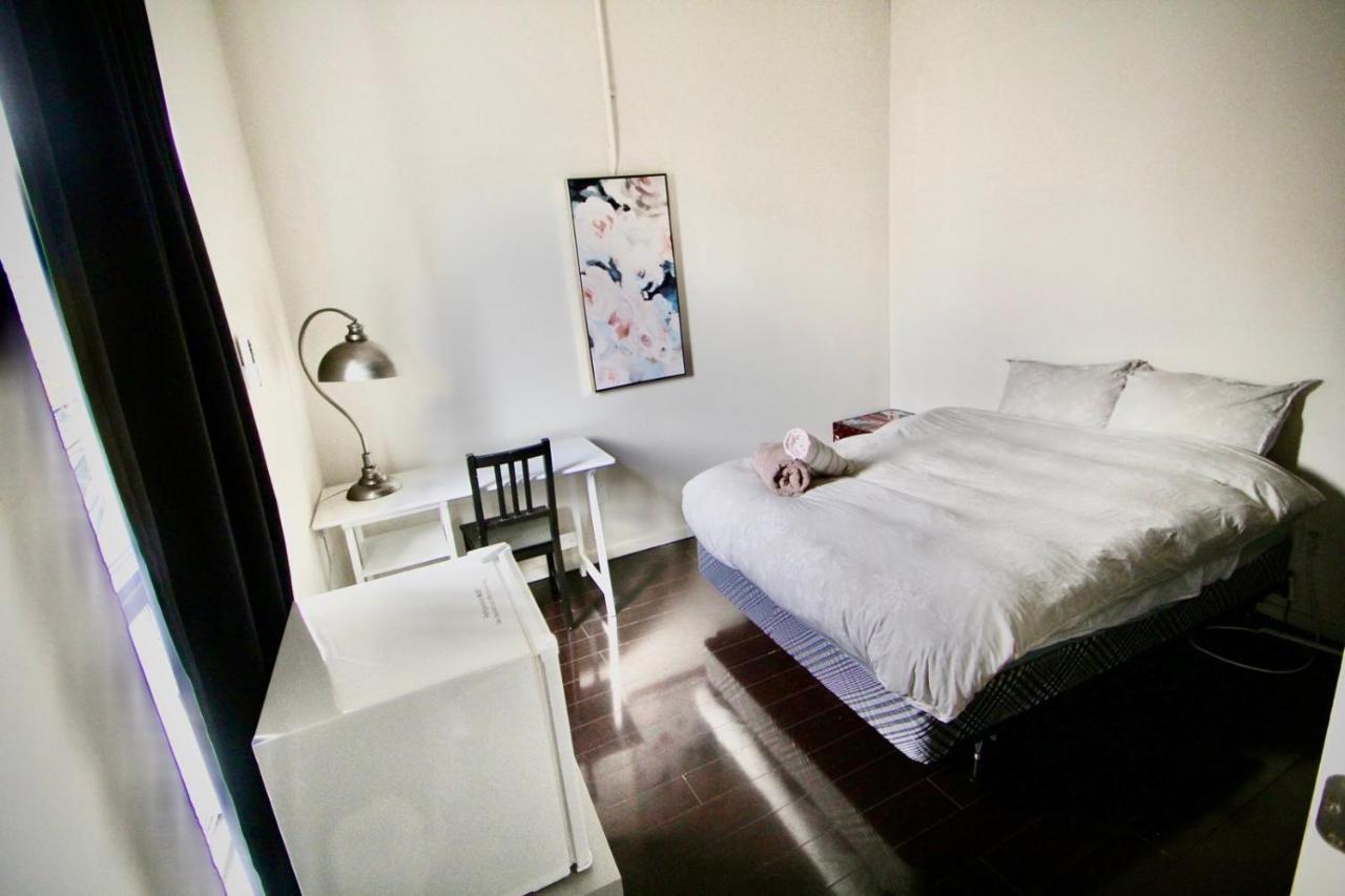 The Parkdale Hostellerie Toronto Bagian luar foto