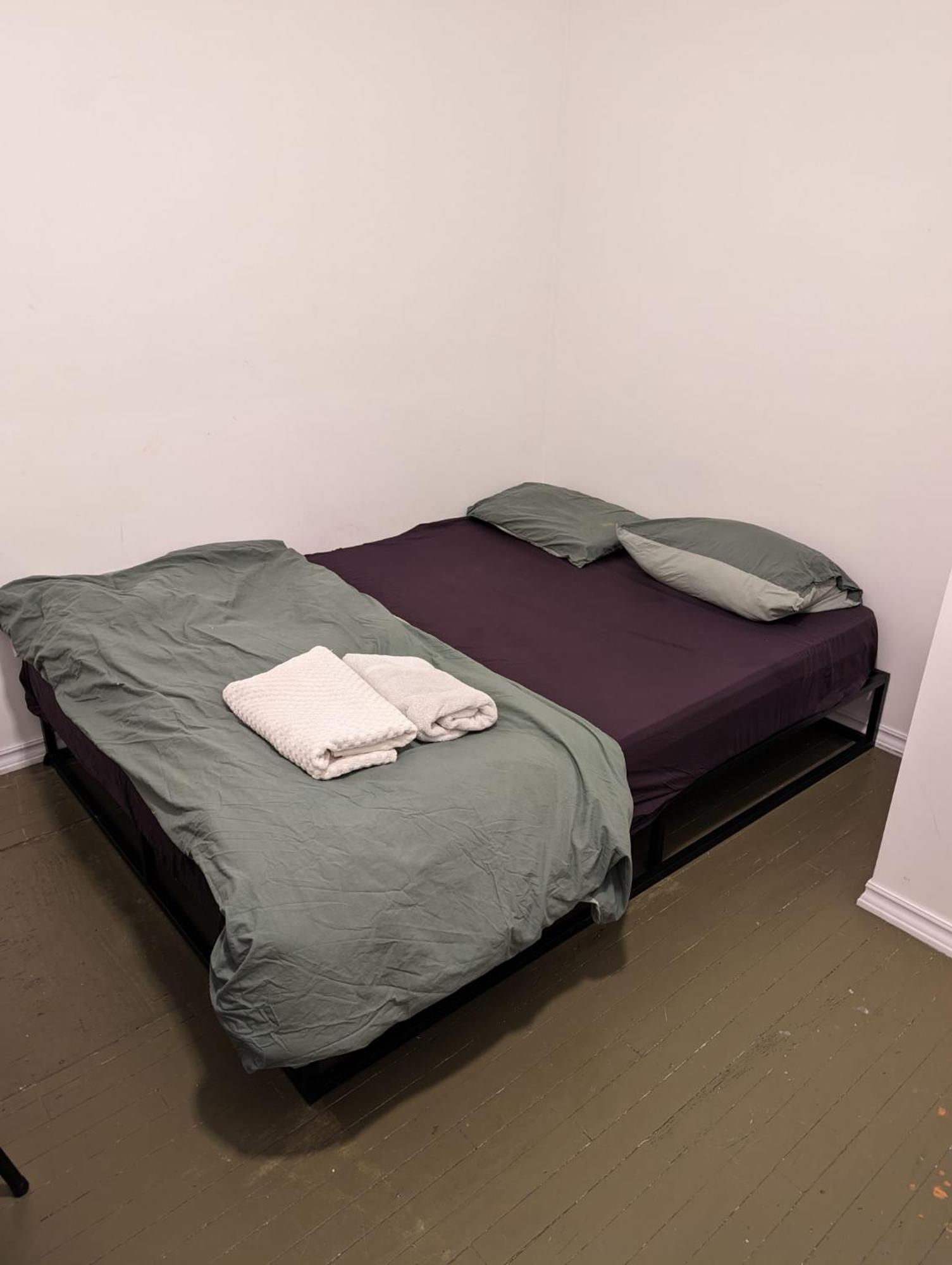 The Parkdale Hostellerie Toronto Bagian luar foto