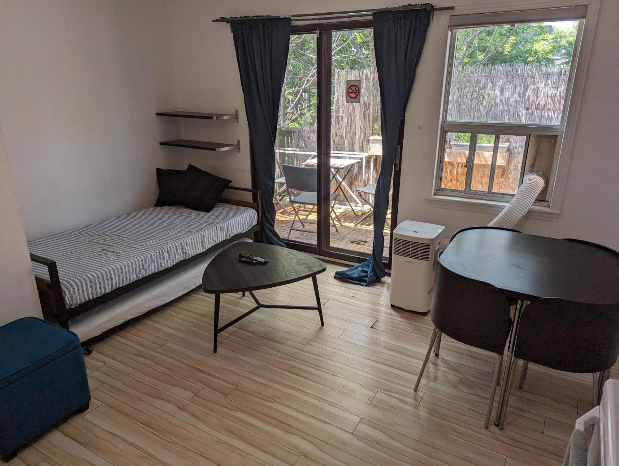 The Parkdale Hostellerie Toronto Bagian luar foto